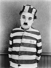 Почему арестанты раньше носили полосатую одежду?