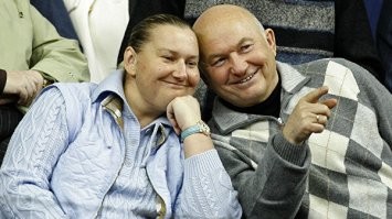 Она сделала нищеброда мужа миллиардером.