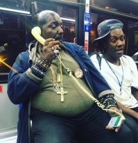 ну нравится человеку гарнитура в форме классической телефонной трубки, в чем прикол то? по сути обычные наушники с микрофоном, только загнанные в форму телефонной трубки.