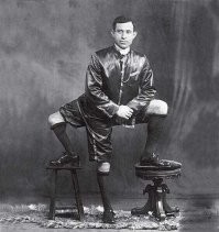 Это скорее всего не ОДИН ЧЕЛОВЕК с таким то количеством всего, а один из сиамских близнецов, который "поглотил" брата на каком то этапе развития в утробе. 
Где то в его теле должны быть и зачатки мозга брата.