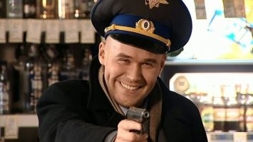 Так давайте еще всех актеров тоже привлечем по административной статье «Незаконное ношение форменной одежды со знаками различия». И все кто сериальные и из фильмов художественных и из юмористических передач. Или "вы не понимаете это другое"?