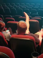 Зал пустой - они никому не мешает а кто сзади пристроился может пересесть. Уверен, что народу не прибудет больше.Дурная привычка пиндосов ноги класть на все, на что можно положить не искоренима.