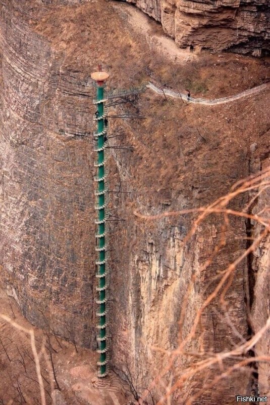 "...Винтовая лестница в горах Тайхан, Китай"
===== Походу, скважину бурили, бур застрял, пришлось так и оставить
