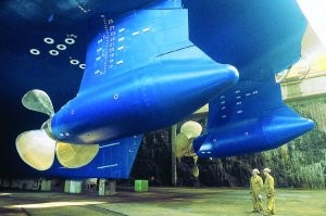 Подрулями на ходу не пользуются. На скоростях свыше 5 узлов они бесполезны. В ручном режиме используются для швартовок. Есть так же очень интересная штука называющаяся Система Динамического Позиционирования, или для своих просто DP. Суда оборудованные этими системами используют подрули наряду с рядом других устройств и сенсоров для удержания судна в позиции в автоматическом режиме. То есть судно держит само себя в позиции, перемещения и изменения курса вводятся с клавиатуры. 
Вместо кормовых подрулей обычно используются азимутальные насадки. Как винты, только крутить их можно на 360 гр. На продвинутых судах они и в качестве носовых подрулей могут использоваться. В этом случае они в retractable исполнении - втягиваются в корпус когда не используются