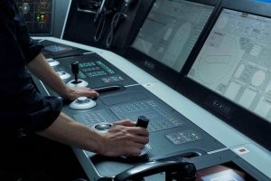 Подрулями на ходу не пользуются. На скоростях свыше 5 узлов они бесполезны. В ручном режиме используются для швартовок. Есть так же очень интересная штука называющаяся Система Динамического Позиционирования, или для своих просто DP. Суда оборудованные этими системами используют подрули наряду с рядом других устройств и сенсоров для удержания судна в позиции в автоматическом режиме. То есть судно держит само себя в позиции, перемещения и изменения курса вводятся с клавиатуры. 
Вместо кормовых подрулей обычно используются азимутальные насадки. Как винты, только крутить их можно на 360 гр. На продвинутых судах они и в качестве носовых подрулей могут использоваться. В этом случае они в retractable исполнении - втягиваются в корпус когда не используются