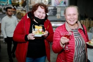 Не, это строймаркет Аксиома в новосибирском Академгородке провёл презентацию для баб, и слоган для презентации то-же писала блондинка (ну или креативный маркетолог решил так жирно пошутить). Но по факту собрались тётки "плюс-сайз", что бы пожрать без палева после шести.
