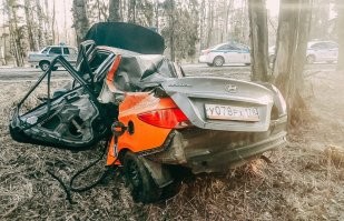 У кашеринга есть один очень негативный эффект. Раньше, среднестатистический Петя, был вынужден либо просить у бати машину чтоб покататься, либо вкалывал на работе, в надежде осуществить свою мечту и купить хотя бы БУ-ную машину. После чего, зная цену заработанным деньгам,  холил и лелеял  свою машинку, аккуратно доводя её до ума, тюнингуя с разной степенью колхозности и заботясь о сохранности авто.
Теперь ситуация кардинально изменилась, любой Петя, может за небольшие деньги, взять себе на определённый промежуток автомобиль, на который в нормальных условиях, ему бы пришлось копить много лет. Так как машина по факту не его, то и ни о каком бережном отношении речи уже не идёт - Петя топит в пол, проскакивает спящих полицейских, закладывает лихие повороты и дрифтует аки ВинДизель. И так как оплата почасовая, а Петя небогат, то его основная задача - пролететь из ПТУ (пункт А) к общаге кулинарного колледжа, к своей Зосе (Пункт Б), не попавшись на радар фиксации скорости.. поэтому экономный Петя, будет давить тапку в пол с таким остервенением, что Шумахер пожалуй выйдет из комы чтоб на  это посмотреть.
По итогу, куча балбесов, без нормального водительского стажа, с абсолютно наплевательским отношением к ТС, носятся на предельно возможных скоростях по населённым пунктам.  Что неизбежно приводит к трагедии, в лучшем случаи финансовой - Петя разбивает арендную машину и чужую, и попадает на очень больше деньги, так что обозримые 10 лет у него уходят на выплату каршеринговой компании, в  худшем случае Петю по кусочкам выковыривают из машины МЧС-овцы.
Компания за это убытков не несёт, там всё застраховано, а вот Петя может принести горя не только в свою семью, но и в чужую.
Будь моя воля, я б на законодательном уровне запретил бы пользоваться такими услугами, лицам у которых непрерывный водительский стаж, менее 5 лет. Понятно что это такое себе решение, но это  хоть что-то. Ты  ж не поставишь на все машины ограничители скорости и умный борт компьютер типо как в Тесле, который будет запрещать водителю разгоняться и закладывать лихие пируэты. Это уже совсем фантастика, ближе к беспилотному такси.
*Сам каршеринг не пользую. Надо - еду на своей, а если складываются обстоятельства что своя машина - неудобно, вызываю такси. Ибо предполагаемые неприятности от происшествий с арендным авто -  значительно перевешивают предоставляемые блага.