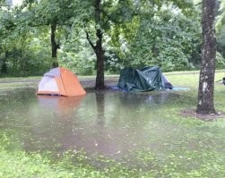 Палатку ставить надо на возвышенности или на уклоне. Любой турист вам это скажет. (Мы как-то на рыбалку поехали, ночью дождина влупила серьёзная.. мы спали как котики в своей палатке, пока к нам ночью два мокрых и грязных чудища не попросились, ибо они палатку ставили со словами "не мешай, мы лучше знаем как надо", и их затопило бурным потоком разной воды.)
 Да и в целом многие фото в подборке - не природа виновата, а люди по дурацки себя повели.
Стихия, это -да, ураган, наводнение, извержение вулкана. Но зачастую метеослужбы или другие экстренные службы, предупреждают население, о повышенной вероятности того или иного катаклизма.. и если человек не удосужился принять минимальные меры для минимизации рисков - то нечего на природу пенять.
Со строительством зданий и их обслуживанием - вообще отдельная песня, кто это делал и как рассчитывал те или иные нагрузки. Ну или как обслуживали.