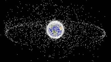 Как будто, только Маск засоряет орбиту, а все остальные страны старательно убирают за собой любой мусор который остаётся на постоянных орбитах и не сгорает в плотных слоях атмосферы (что тоже не очень  хорошо, с точки зрения  экологии).

Возможно, в обозримом будущем получит спонсирование проект,п о разрушению такого мусора мощным лазером, чтоб  хотя бы минимизировать возможные столкновения действующих спутников и обсерваторий с крупными кусками, но загрязнённость орбит  это в целом не особо решит.
с другой стороны, очевидно что чем дальше. тем больше радиотелескопов и других астрономических инструментариев подобно телескопу Уэбба, будут выводиться подальше от нашей планеты и наблюдать с почтительного расстояния. 
Так или иначе, исследовать космос надо, без этого никуда. А надёжного способа оставлять космос чистым - у нас нету. Поэтому и винить одного Маска сложно, Тут виноваты все, кто что-то в космос отправляет. Но это неизбежный "сопутствующий урон" от развития нашей цивилизации.
