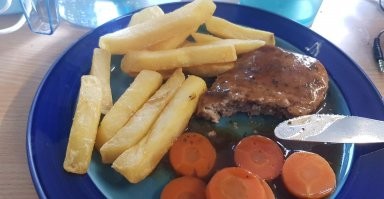 Недавно, в Англии. Стейк, баранина с мятным соусом. На десерт - ванильный пудинг.