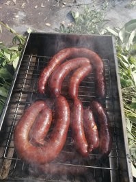 А что вы хотели от псевдоколбасы по акции "два куска гамна по цене одного"??? Состав:мясо птицы (мехобвалка), шкурка свиная, соевый белок, загуститель(каррагинан со товарищи),краситель...  Это не только жарить,а и есть вообще низя.Совсем низя.
Колбаса должна выглядеть хотя бы вот так: