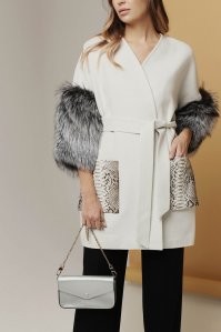 Новая сотрудница пришла в таком пальто.  Кличка "Два бобра" прилепилась мгновенно.