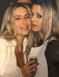 1. Ирина Салтыкова с подругой. 1996 год

Подруга на Алену Апину смахивает. ))