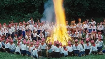 Так хорошо и душевно написано, а конец смазан. А как же закрытие смены и костер?
