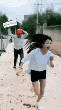 А что? Спящий на тротуаре рабочий - дело обычное. Ну, шарики лежат рядом не каждый день, но ладно. Ну и перепутать их проще простого. В общем, рядовая ситуация, житейская))