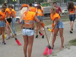 В нашем дворе один таджик, а тут все дворничихи зачетные ))