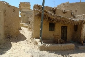 Хм понятно что шутка конечно. Но в пирамидах они не жили.