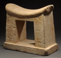 Подушки были разные, в основном каменные.