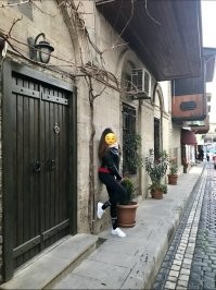 Как-то гуляли по Баку с женой и сфотались)) 
Шьёрт побьери и Цигиль цигиль ай лю лю