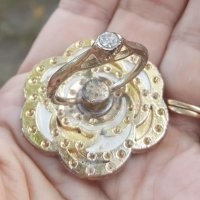 "Ответ: Декоративное украшение-подставка на телефон"
С какого бока вообще можно приставить ЭТО к телефону (да, да, я знаю, какие были телефоны, даже дисковый с цифрами и БУКВАМИ видел, типа как на цифровых кнопках кнопочных мобильников)?
Если ПОДСТАВКА, то она ПОД телефон. Автор в курсе вообще, какие были телефоны раньше?