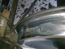 Это при пуске поезда. А при торможении рельс может отомстить колесу. Правда, потом такое колесо разбивает рельс на маленькие равные участки. :-)