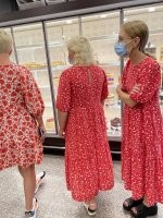 У второй и третьей очень похожи платья.... Напомнило сюжет из "6 кадров, где две барышни сцепились из-за одинаковой одежде .... в полиции.... (не нашёл видосика)