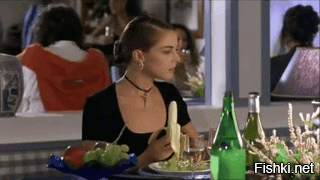 С длинными овощами и фруктами при свидетелях нужно быть осторожными.