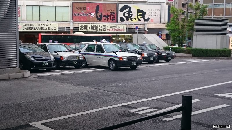 Все такси в Японии до сих пор вот такие старые "рогатые" Toyota Crown.