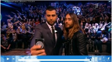 была на вечернем Урганте с Джаредом Лето. в конце делали селфи со зрителями) засветилась с левом нижнем углу)