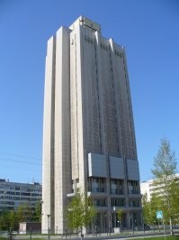 Архивы без-окон-и-дверей во всём мире такие. Из моего окна: Архив ВМФ РФ в Спб. . Окна только на первых, административных этажах и на лестничных пролётах.