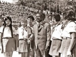 1973 г. Президента -каннибала Бокассу артековцы принимают в пионеры на костровой площадке "Морского". 
"...Бокасса был зависим от человечины и его повару приходилось готовить для императора  "выездные наборы". Мясо консервировалось так, что его можно было хранить даже в плюсовом температурном режиме, и для транспортировки использовался специальный кейс, за сохранность которого отвечал телохранитель Бокассы. С этим "чемоданчиком" диктатор приезжал и в "Артек"..."