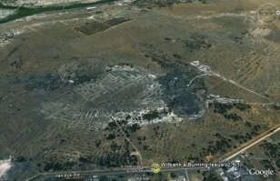 я всё же делаю ставку на подземный пожар пластов угля) уж слишком много очевидных сходств. Такой пожар может идти десятилетиями, но со временем всё выгорает и место зарастает. Вот так и тут, пожар проходил с начала 20 века, длился лет 50, с выделением угарного газа, выгорания растительности, дыма, а потом просто затух. Угарный газ убивает за 5 минут, при отравлении даже если покинуть место, то умрёшь чуть позже, что сходится с твоей же историей с собаками. Запаха у газа нет, почувствовать отравление сложно. Фото такого пожара ниже, только это не в тайге.