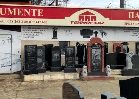 Такое в любой похоронной конторе практикуют... Это у нас в Кишинёве. Тихонов, Мордюкова, Высоцкий, Леонов... а рядом Вицин, Моргунов и Никулин.