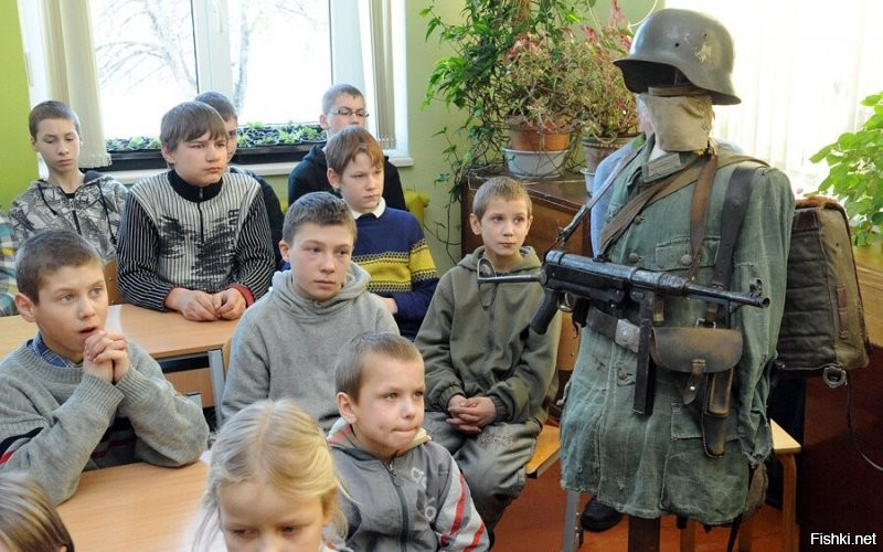 Если с детского сада маленькому украинцу показывать эсэсовцев и свастики, то к взрослому возрасту вырастет фашист.

Чей Крым, рогуль?