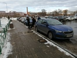 Пару дней назад примерно так же лоханулся. Подхожу с сумками к своей машине, с пульта открываю, кой как открываю заднюю дверь, а на моём месте сидит мужик какой-то. Смекаю в чём дело, начинаю дико ржать, извиняюсь и иду в свою машину. Он со ржакой поддержал меня, когда я открыл свою машину. Нелепо так перепутал. Даже сфотографировал.