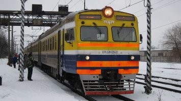 В Латвии дорог нет , юрмальскую делали года 3 и то кольцевая это ужас , на хуторах кругом грунтовки , это хорошо если грейдеры проходят . Едешь по Латвии материшься , въезжаешь в Эстонию или Литву и сразу чувство как будто по стеклу едешь , в самой Юрмале яма на яме , вроде бы только отремонтировали и на тебе решили опять раскапать проложить новые трубы , в риге центральные улицы как после бомбежки :) мосты ремонтируют вечно а виноваты в всем оккупанты , наверное после того как стали независимы Москва должна была и дальше все за свой счет делать . Эстонцы и Литовцы еврофонды вложили в дороги и тд ну и Поляки так же , а хуторяне в песни и танцы и в Библиотеку :) 
Фото 1 : Латвия
Фото 2 : Эстония 
Фото 3 : Литва 
Фото 4: Польша