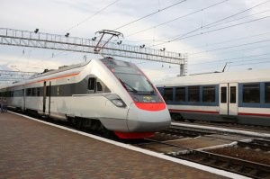В Латвии дорог нет , юрмальскую делали года 3 и то кольцевая это ужас , на хуторах кругом грунтовки , это хорошо если грейдеры проходят . Едешь по Латвии материшься , въезжаешь в Эстонию или Литву и сразу чувство как будто по стеклу едешь , в самой Юрмале яма на яме , вроде бы только отремонтировали и на тебе решили опять раскапать проложить новые трубы , в риге центральные улицы как после бомбежки :) мосты ремонтируют вечно а виноваты в всем оккупанты , наверное после того как стали независимы Москва должна была и дальше все за свой счет делать . Эстонцы и Литовцы еврофонды вложили в дороги и тд ну и Поляки так же , а хуторяне в песни и танцы и в Библиотеку :) 
Фото 1 : Латвия
Фото 2 : Эстония 
Фото 3 : Литва 
Фото 4: Польша