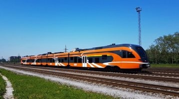 В Латвии дорог нет , юрмальскую делали года 3 и то кольцевая это ужас , на хуторах кругом грунтовки , это хорошо если грейдеры проходят . Едешь по Латвии материшься , въезжаешь в Эстонию или Литву и сразу чувство как будто по стеклу едешь , в самой Юрмале яма на яме , вроде бы только отремонтировали и на тебе решили опять раскапать проложить новые трубы , в риге центральные улицы как после бомбежки :) мосты ремонтируют вечно а виноваты в всем оккупанты , наверное после того как стали независимы Москва должна была и дальше все за свой счет делать . Эстонцы и Литовцы еврофонды вложили в дороги и тд ну и Поляки так же , а хуторяне в песни и танцы и в Библиотеку :) 
Фото 1 : Латвия
Фото 2 : Эстония 
Фото 3 : Литва 
Фото 4: Польша