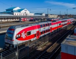 В Латвии дорог нет , юрмальскую делали года 3 и то кольцевая это ужас , на хуторах кругом грунтовки , это хорошо если грейдеры проходят . Едешь по Латвии материшься , въезжаешь в Эстонию или Литву и сразу чувство как будто по стеклу едешь , в самой Юрмале яма на яме , вроде бы только отремонтировали и на тебе решили опять раскапать проложить новые трубы , в риге центральные улицы как после бомбежки :) мосты ремонтируют вечно а виноваты в всем оккупанты , наверное после того как стали независимы Москва должна была и дальше все за свой счет делать . Эстонцы и Литовцы еврофонды вложили в дороги и тд ну и Поляки так же , а хуторяне в песни и танцы и в Библиотеку :) 
Фото 1 : Латвия
Фото 2 : Эстония 
Фото 3 : Литва 
Фото 4: Польша