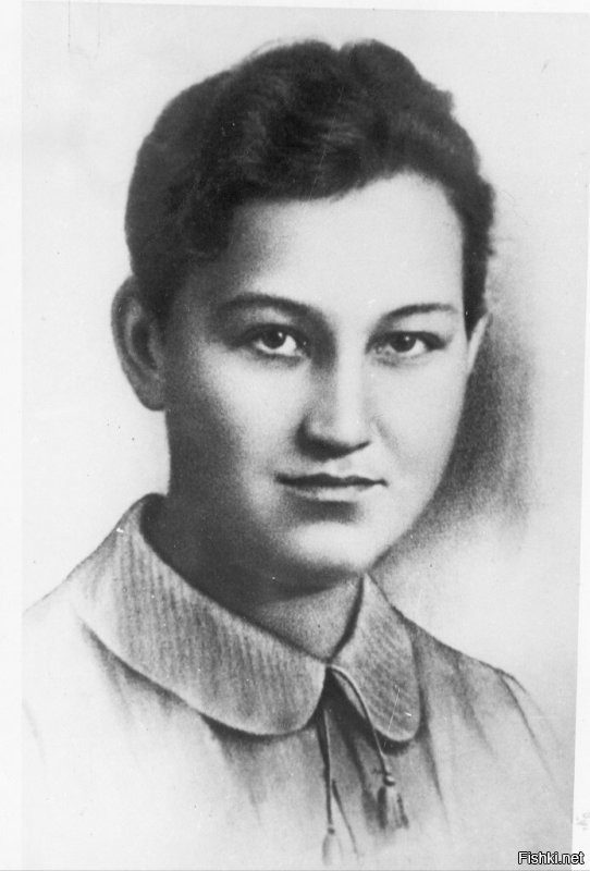 16 февраля 1942 года Указом Президиума Верховного Совета СССР за мужество и героизм проявленные в борьбе с немецкими фашистами Зое Анатольевне Космодемьянской присвоено посмертно звание Героя Советского Союза.
Зоя Космодемьянская стала первой женщиной, которой присвоили звание Героя во время Великой Отечественной войны. Вечная память!