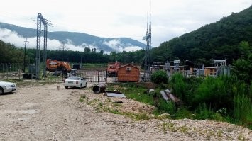 По рассказам местных форм жизни сейчас ГЭС заточена под майнинг, но где находится ферма - хз. Относительно недалеко оттуда (ок 8 км) по пути в Каманский монастырь есть майнинговая ферма (на фото), но откуда она запитывается мне неизвестно.