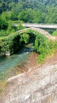 Пара фот оттуда. Вид на мост с другой стороны и изнутри ГЭС на реку