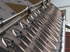 Терпите бичевня, у нас свой путь, скрепы и все такое.
Тут тебе не гейропа чтобы крыши из-за десятка другого трупов греть.