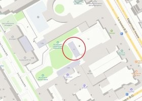 Так и есть. Я сам родился и вырос на Ваське (потом переехал). В моем старом дворе, между 1-ой и 2-ой линиями находятся сразу два небольших, двухэтажных особнячка. В советские годы в них располагались какие-то конторы. Сейчас здания заброшены уже много лет (то, которое по середине - точно, про второе не могу утверждать).
А жаль - из них можно было бы сделать "конфетки". И место отличное.
P.S.: Фотку откопал где-то в интернете - она очень старая (обрезанные тополи сейчас уже снова выросли).