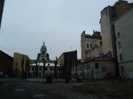Так и есть. Я сам родился и вырос на Ваське (потом переехал). В моем старом дворе, между 1-ой и 2-ой линиями находятся сразу два небольших, двухэтажных особнячка. В советские годы в них располагались какие-то конторы. Сейчас здания заброшены уже много лет (то, которое по середине - точно, про второе не могу утверждать).
А жаль - из них можно было бы сделать "конфетки". И место отличное.
P.S.: Фотку откопал где-то в интернете - она очень старая (обрезанные тополи сейчас уже снова выросли).