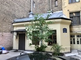 Кстати, домик по Большой Пушкарской обрел нового хозяина и вторую жизнь в виде тематического ремонта в Петербуржском стиле. Можно арендовать, используя общедоступные сервисы.