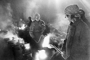 Естессно. Вечно под присмотром врачей. Сыто ела, в норму спала, сладко срала.л.а тяжелее перьевой ручки небось ничего не держала. На войне не бывала, под градом пуль с поля не втаскивала наших советских воинов-богатырей..Кирпичей кладку в -40 не выкладывала, асфальт отбойным молотком не снимала шпалы не таскала, в забой уголь добывать не спускалась. После работы детей не растила с уроками не помогала распашонки не стирала + белье мужа и свое в ванной через стиральную доску..