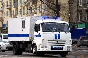 "показали автозак изнутри." - аффтор, ты сам автозак то видел? 
Это автомобиль для перевозки личного состава.
А в автозаке нет окон.