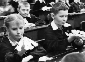 Ну, те кто чуть-чуть постарше нынешнего школотовского возраста, те помнят своё школотовское детство в нарукавниках. Увы, дети в школе надевали нарукавники ещё не будучи бухгалтерами. Девочки, как правило, постоянно. Мальчики на уроках труда.