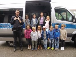 Издевательства над немецкими детсадовцами.

До чего Путин страну довел!